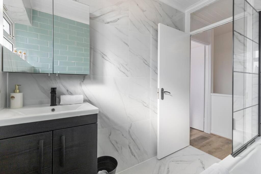 Shard View 2Br Next Tower Bridge Apartment Лондон Екстериор снимка